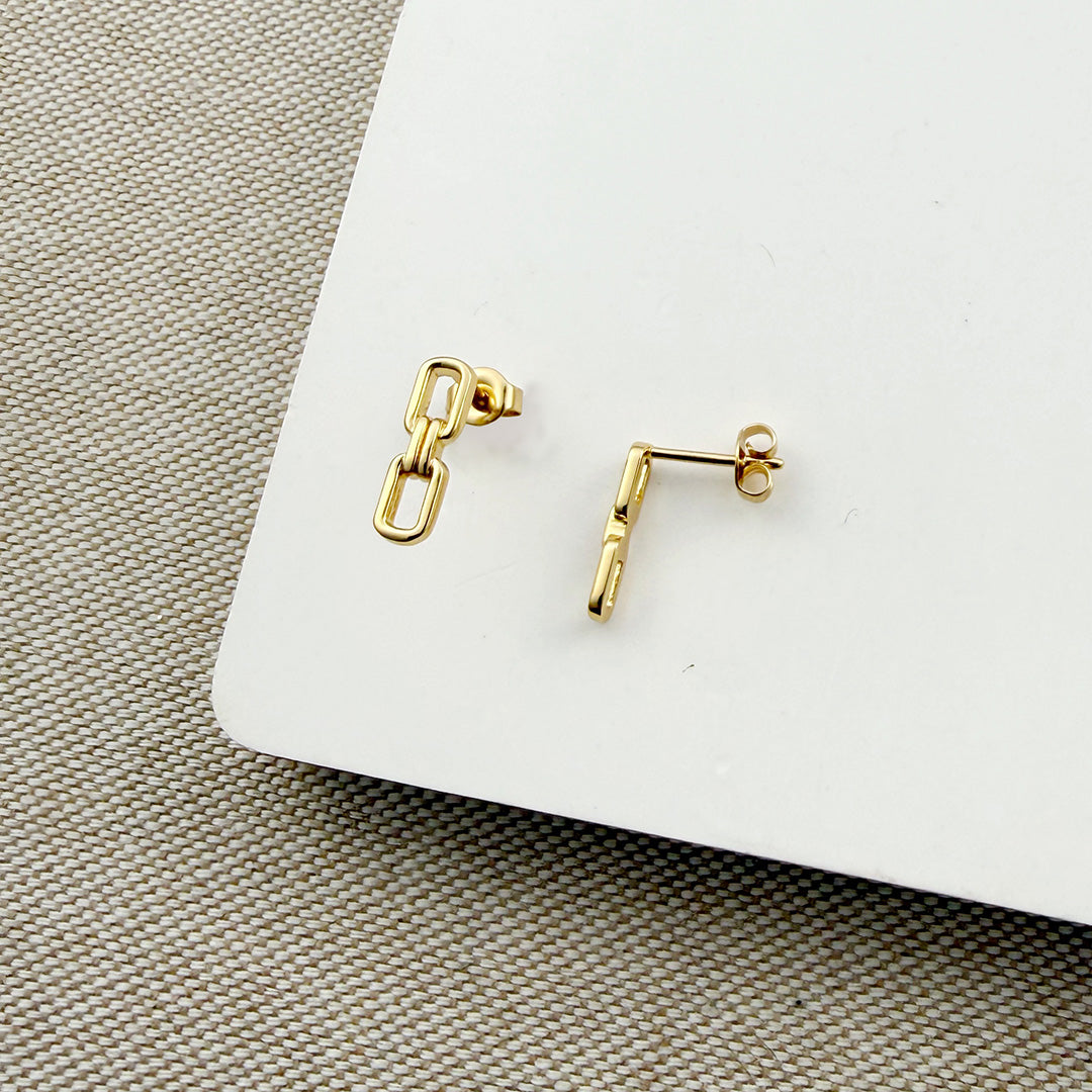 Chain link stud in gold on a white background