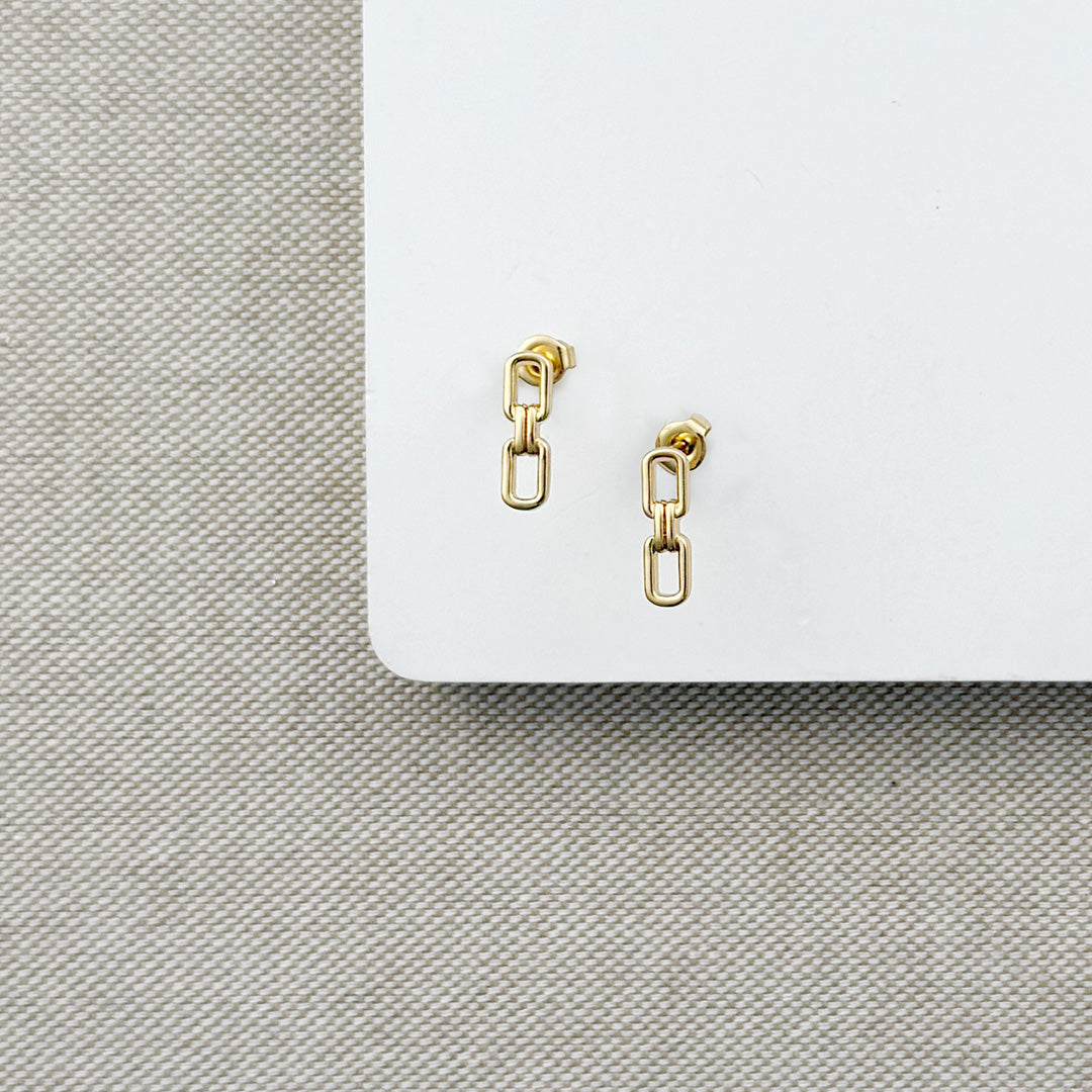 Chain link stud in gold on a white background