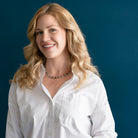 Woman wearing peacock pearl necklace and white shirt