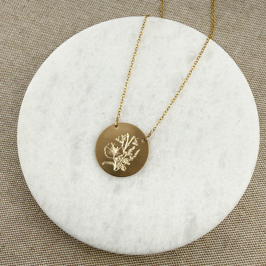 Gold pendant engraved with a floral bouquet